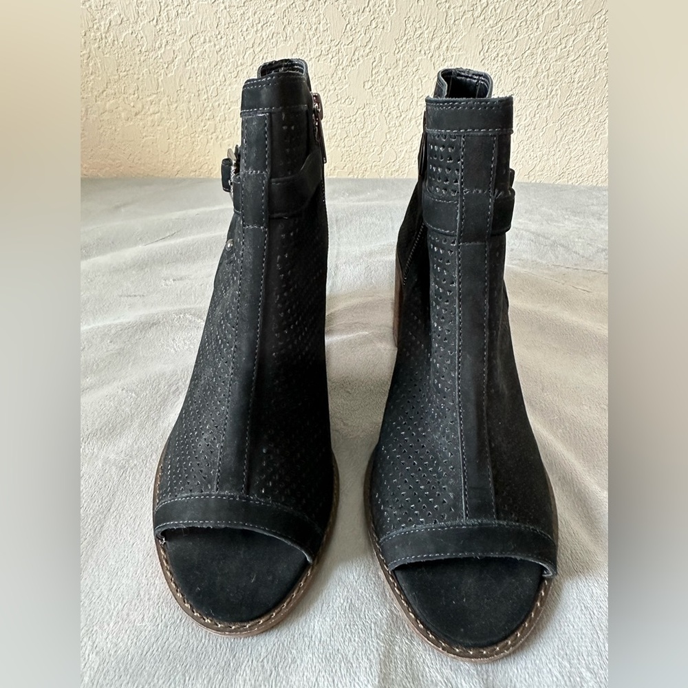 NWT - Vince Camuto Size 8 Peep Toe Ankle Bootie